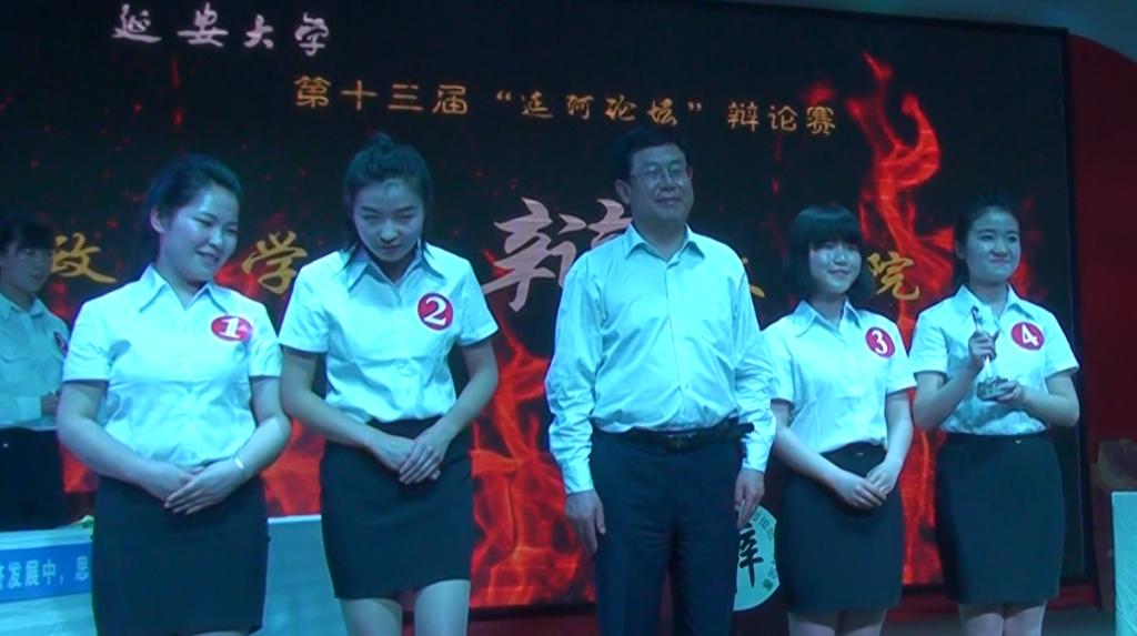 公司党委副书记田伏虎为公司参赛选手颁奖
