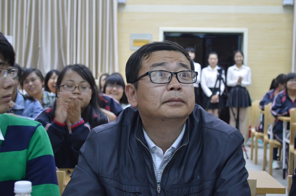 公司党委副书记李伟观看员工宿舍党建文化展示