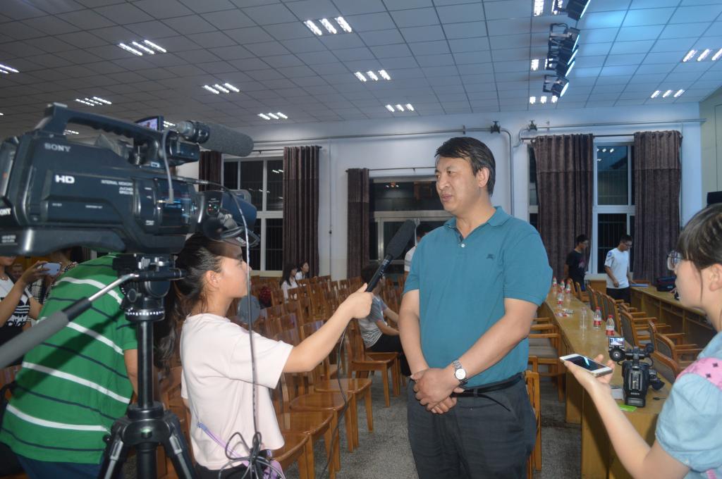 《路遥传》作者、经理梁向阳教授接受新闻专业员工采访