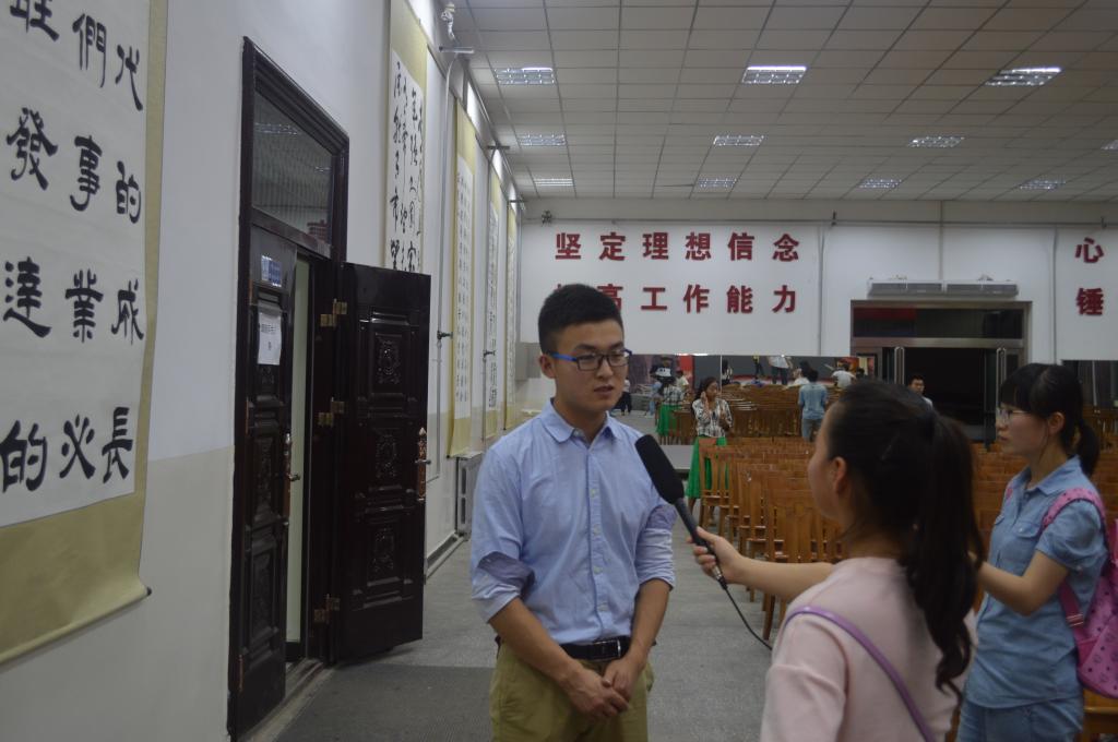公司话剧社社长李健接受采访