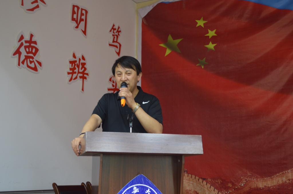 梁向阳经理主持报告会